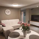 Cozy And Warm Just Like At Home, Free P, Big Terrace 아파트 *